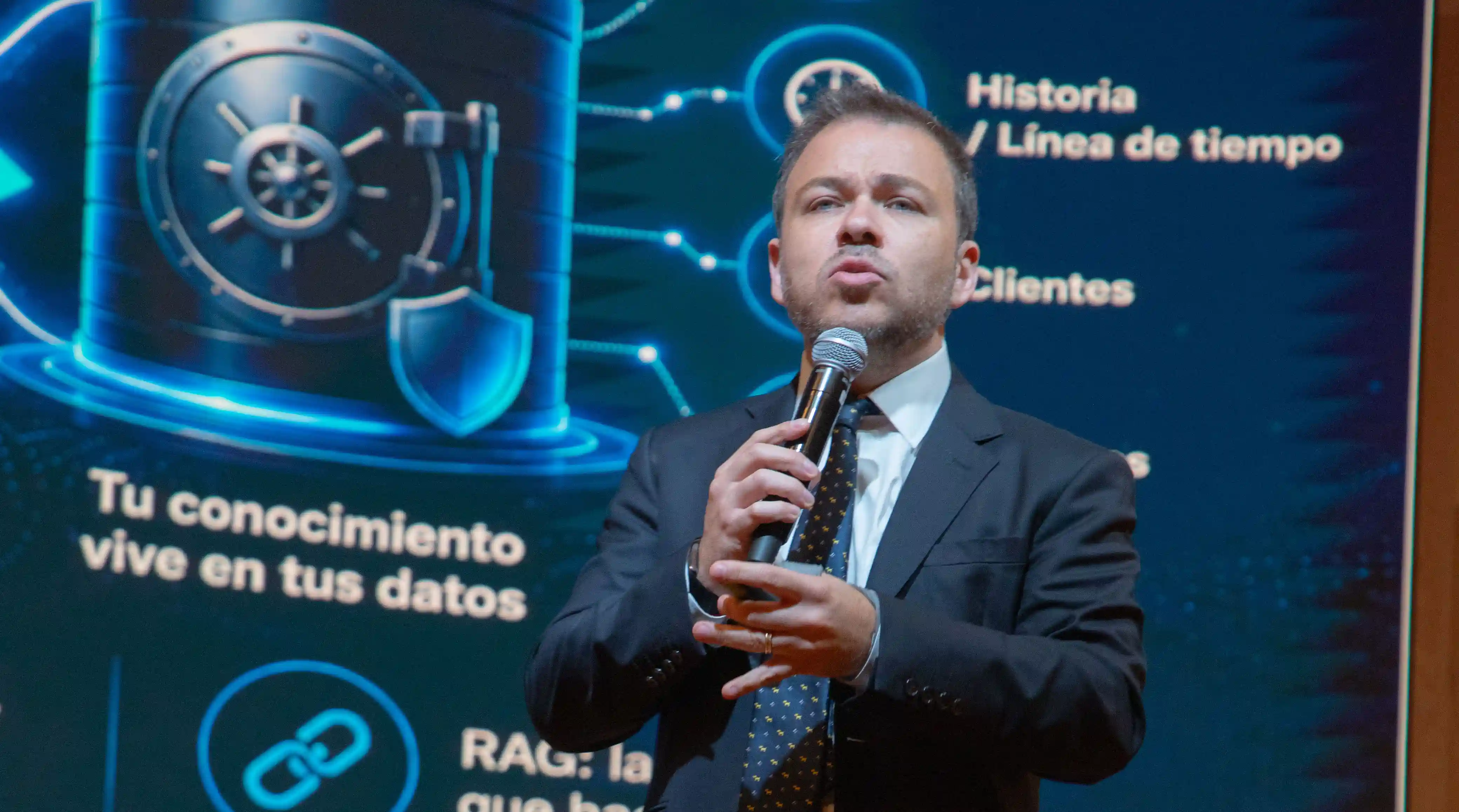 Fotografía de la conferencia de Felipe Montenegro