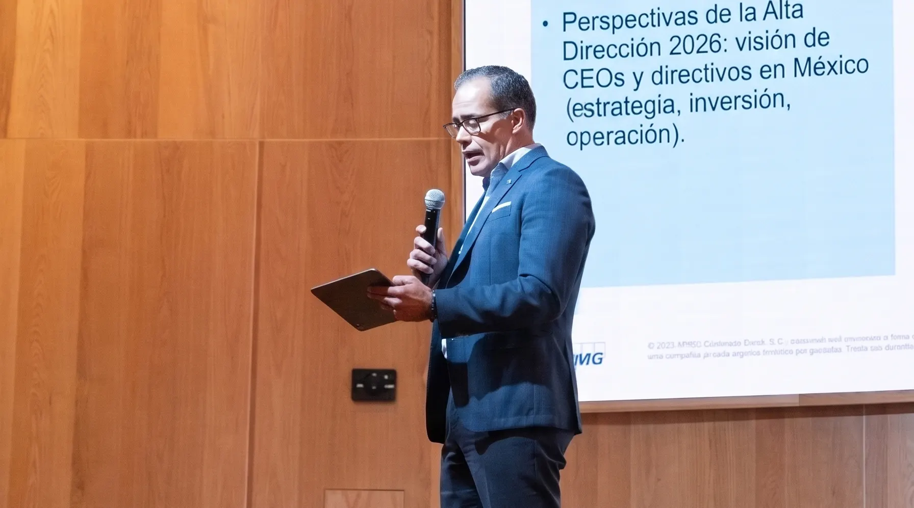 Fotografía de la conferencia de Héctor Romo