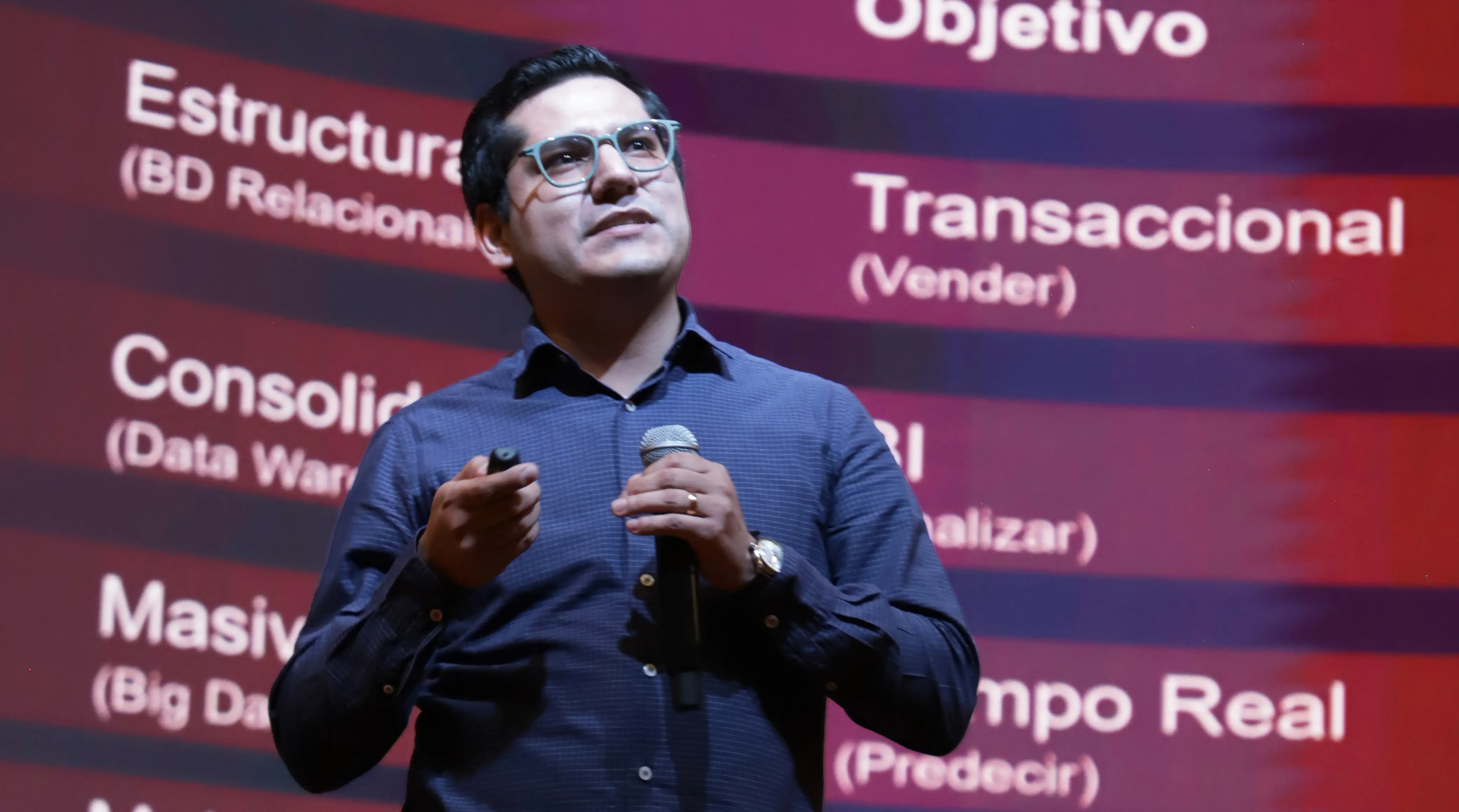 Fotografía de la conferencia de Iván Avilés