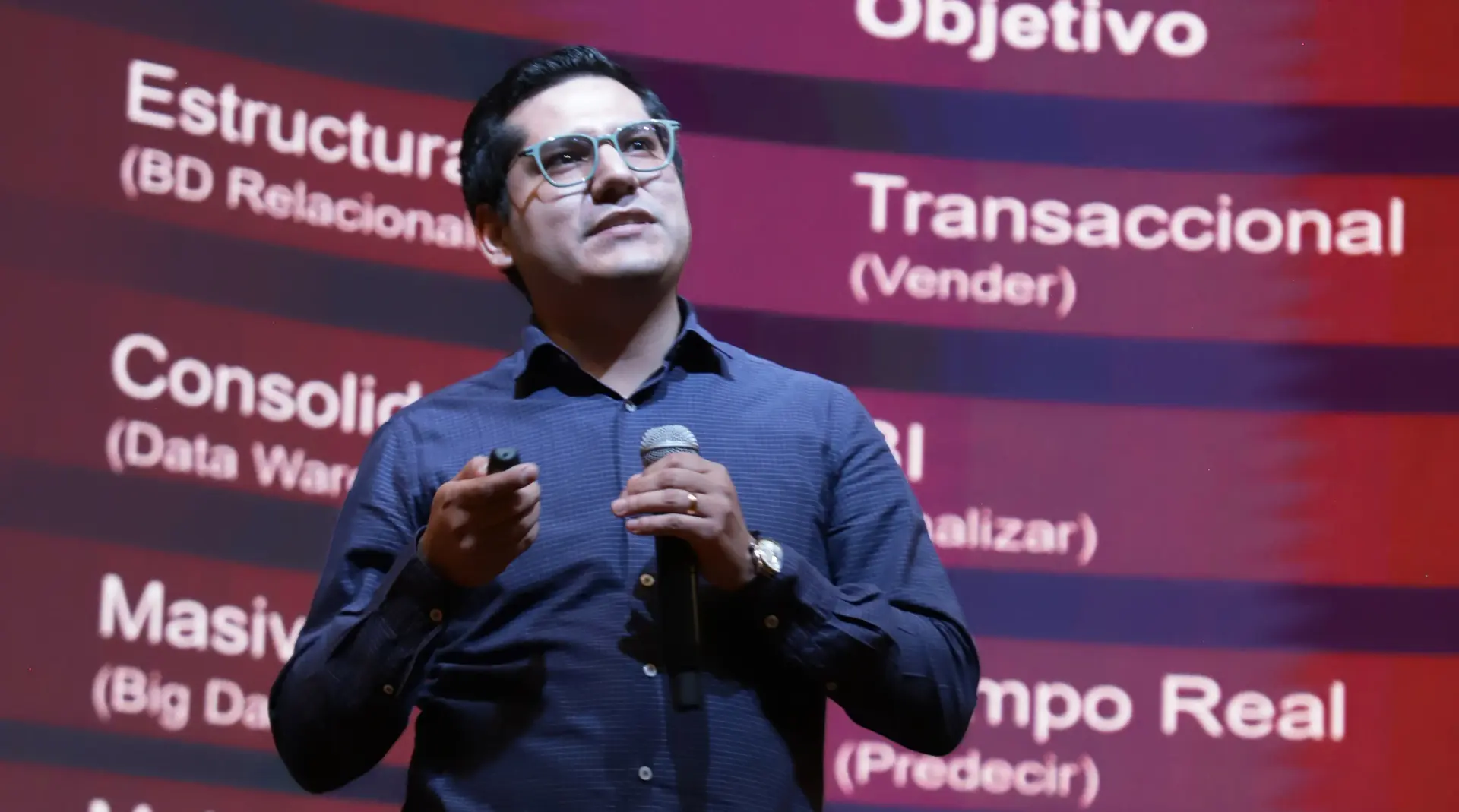 Fotografía de la conferencia de Iván Avilés
