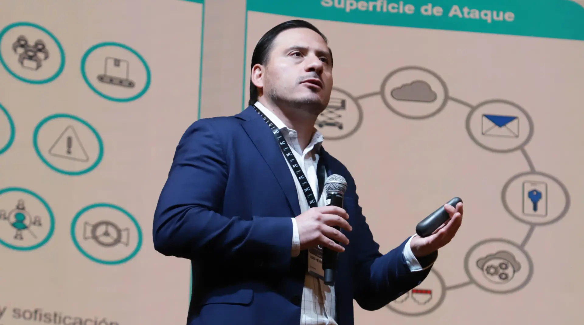 Fotografía de la conferencia de Luis Hernández