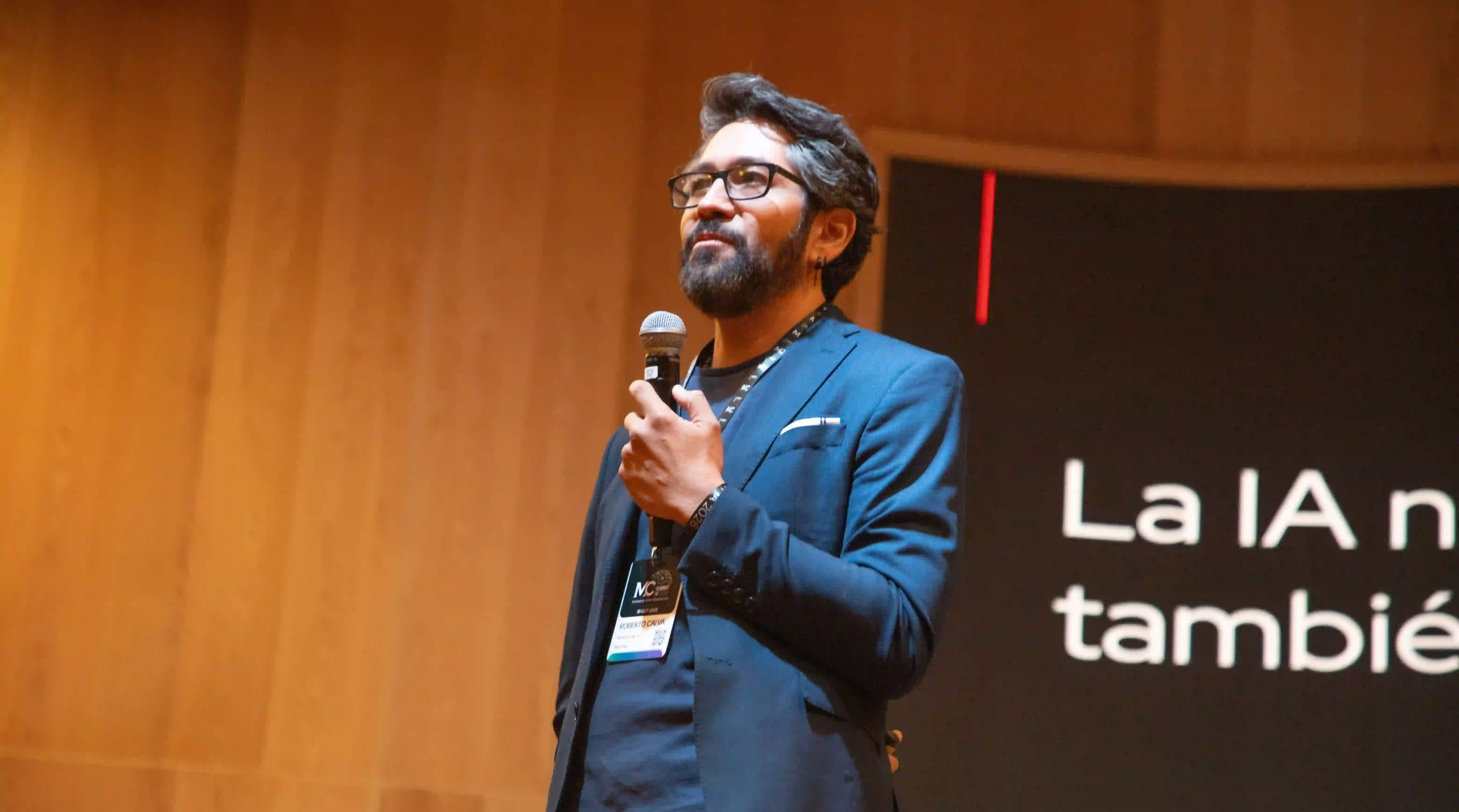 Fotografía de la conferencia de Roberto Calva