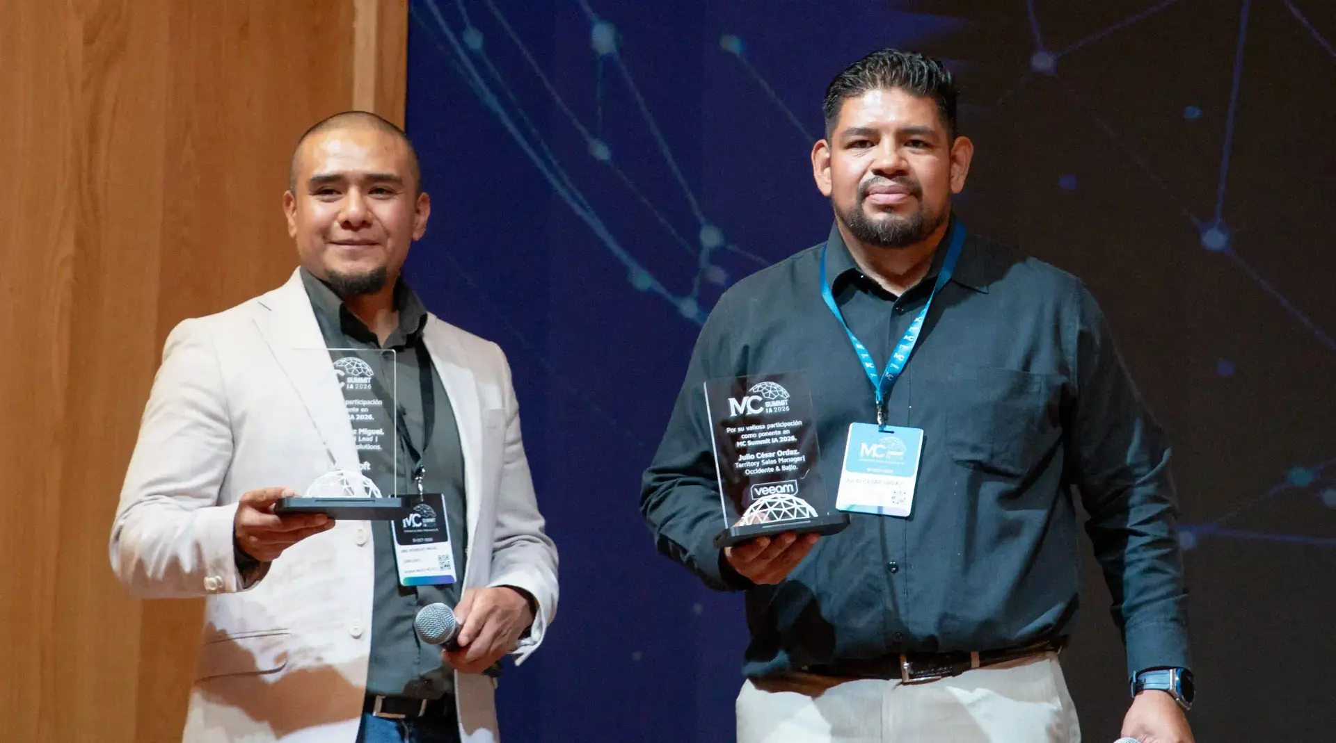 Fotografía de la conferencia de Uriel Rodríguez y Julio Ordaz
